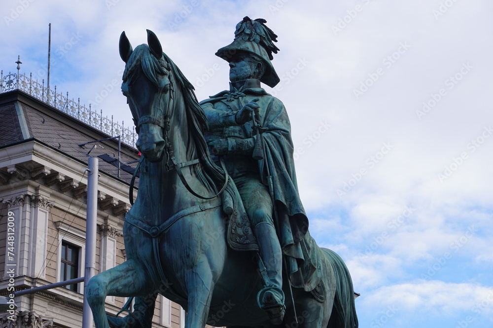 Fototapeta premium Karl Philipp zu Schwarzenberg Statue, Denkmal, Schwarzenbergplatz, Wien, Österreich, Reiter