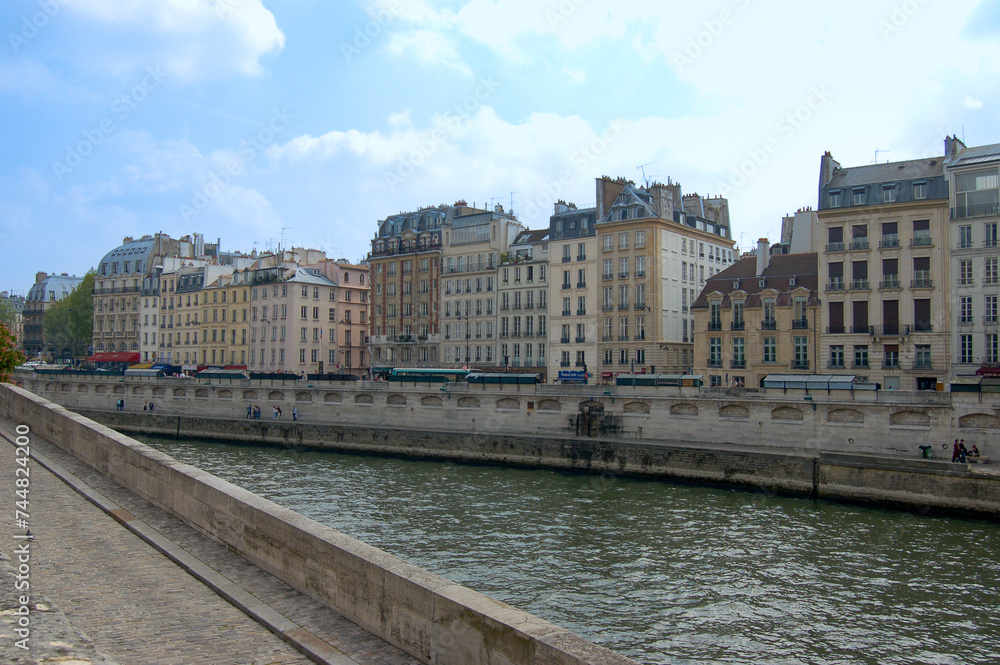 Immeubles sur bord de l'eau, France, jour, Horizontal