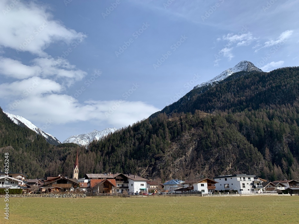 Gemeinde Längenfeld am Hausberg Gamskogel im Ötztal / Tirol in Österreich - im Hintergrund Wald und die Schneeberge