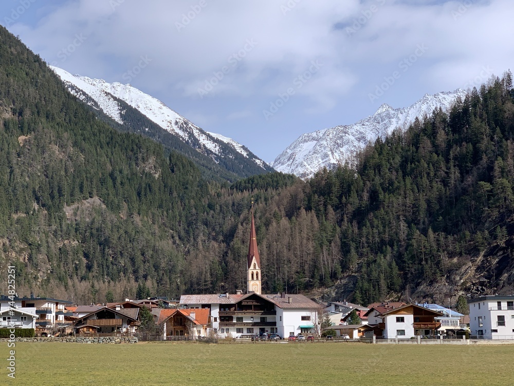 Gemeinde Längenfeld am Hausberg Gamskogel im Ötztal / Tirol in Österreich - im Hintergrund Wald und die Schneeberge