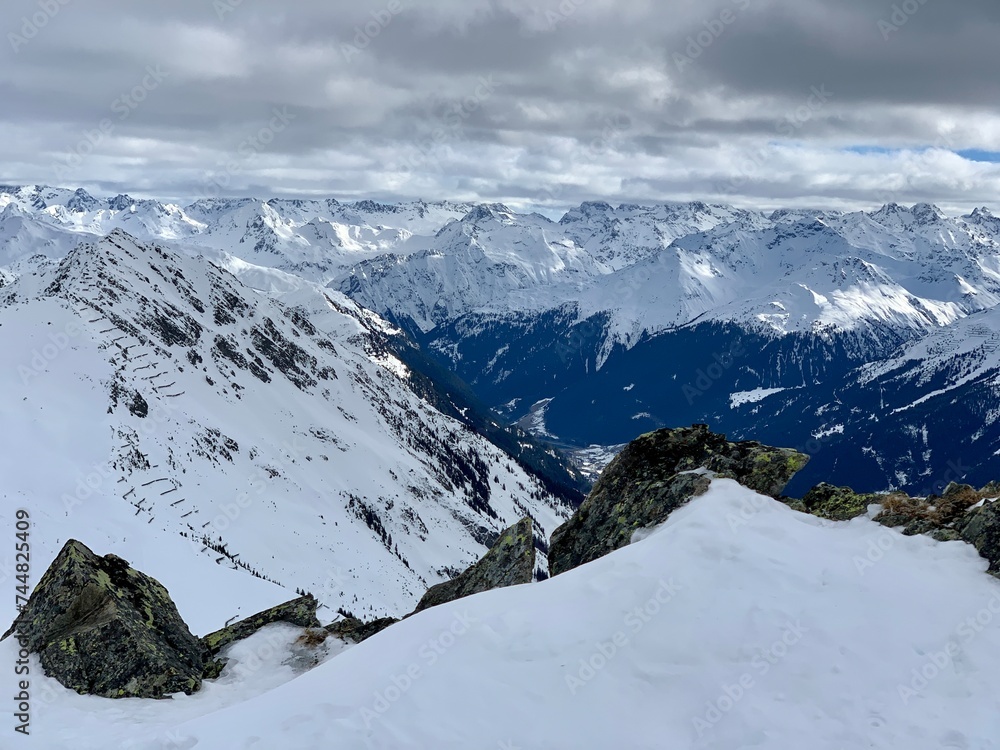 Obraz premium Panorama Berge schneebedeckt - Schneeberge / Bergwelt und Bergspitzen im Montafon im Vorarlberg in Österreich
