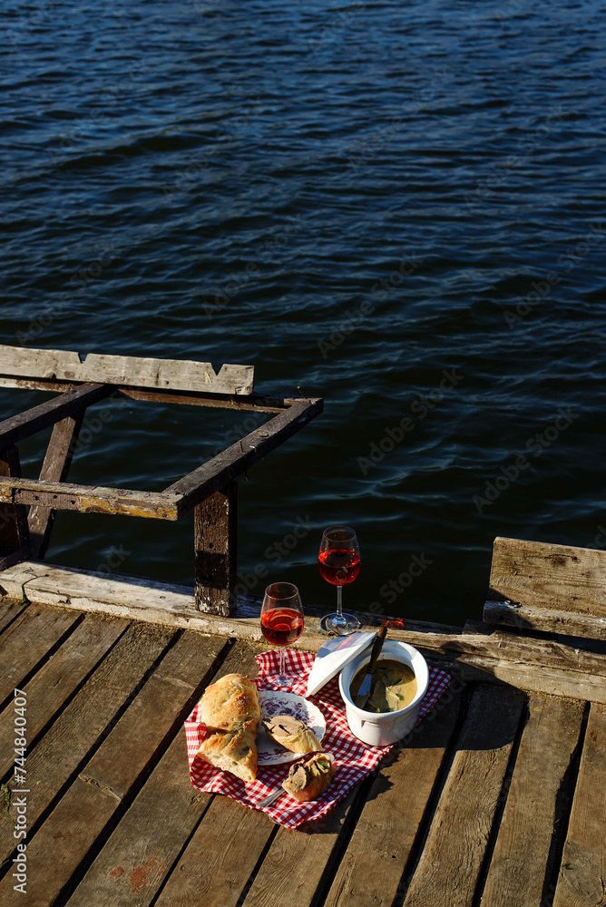 Obraz premium Picnic on the river with liver pate and wine