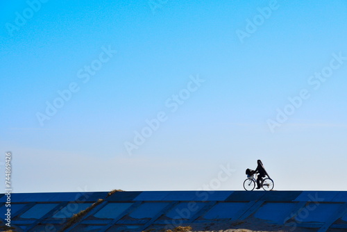 堤防と自転車