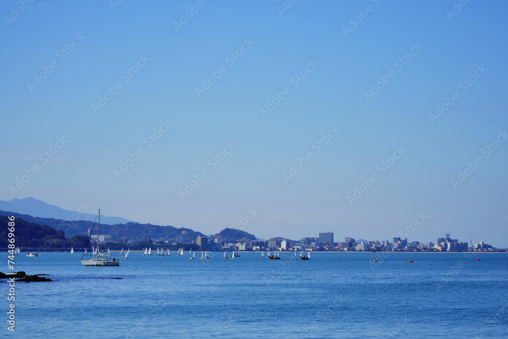 福岡市　長垂海浜公園と今宿の街の前で遊ぶヨットの群
