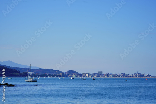 福岡市 長垂海浜公園と今宿の街の前で遊ぶヨットの群