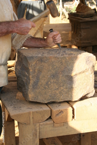 Bild auf Leinwand tailleur de pierre - stone cutter - mason