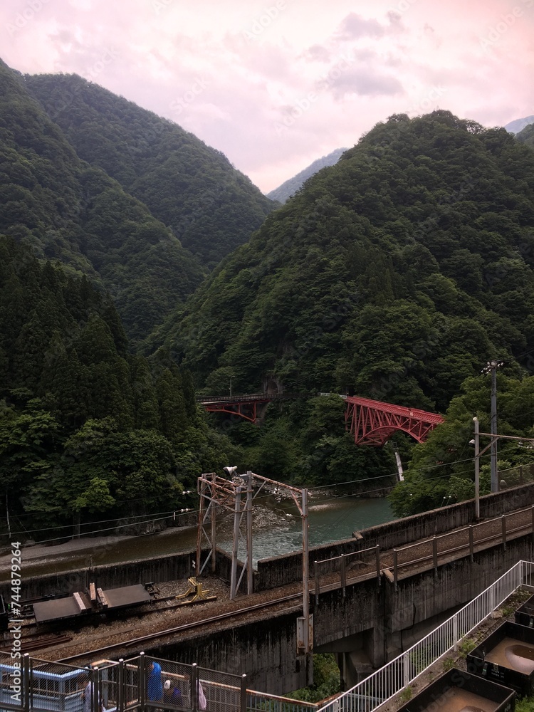 渓谷の鉄道