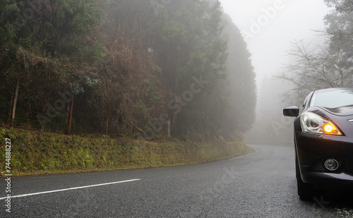 霧が深い山道