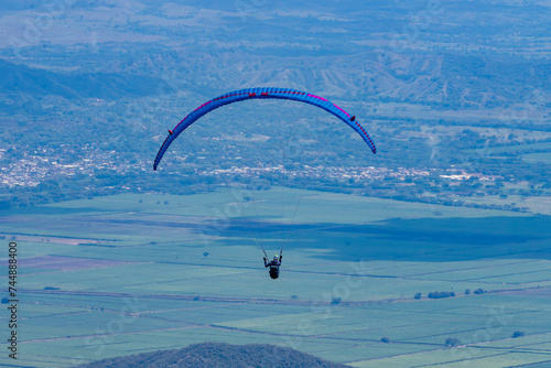 Parapente sobrevolando photo