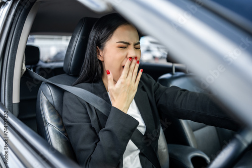 Fotografía Young asian businesswoman driver was drowsy