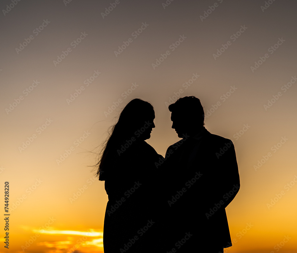  Couple Silhouette Dramatic Face Details