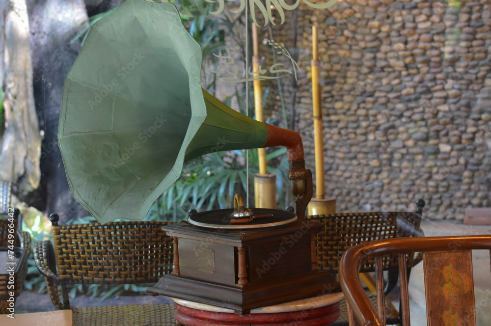 Naklejka premium Gramophone, old fashioned record player