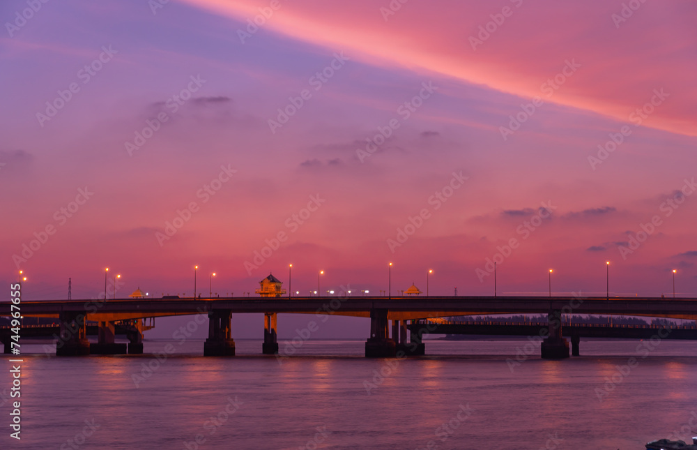 Obraz premium scenery sunset at Sarasin bridge. the bridge is the most important in making businesses .from outside to Phuket has traded a lot of money. .This bridge linking the province of Phang Nga..