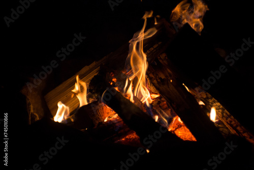 Feuer und Flammen am Lagerfeuer