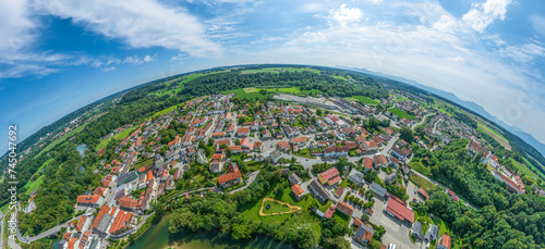 Blick auf die Gemeinde Altenmarkt an der Alz in Oberbayern