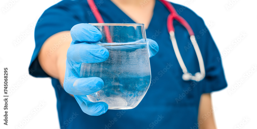 Lekarz wyciąga dłoń w której trzyma szklankę pelną wody mineralnej, promowanie picia wody - obrazy, fototapety, plakaty 