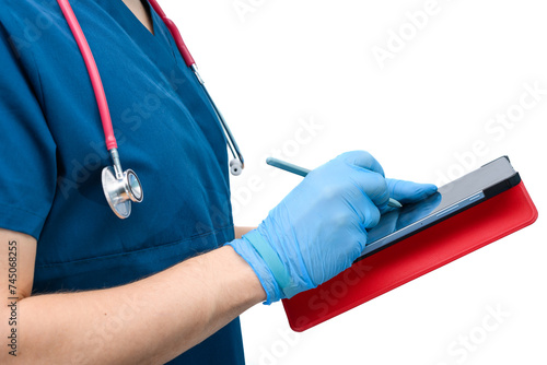 Doktor wpisuje dane pacjenta do szpitalnego systemu informatycznego przez tablet 