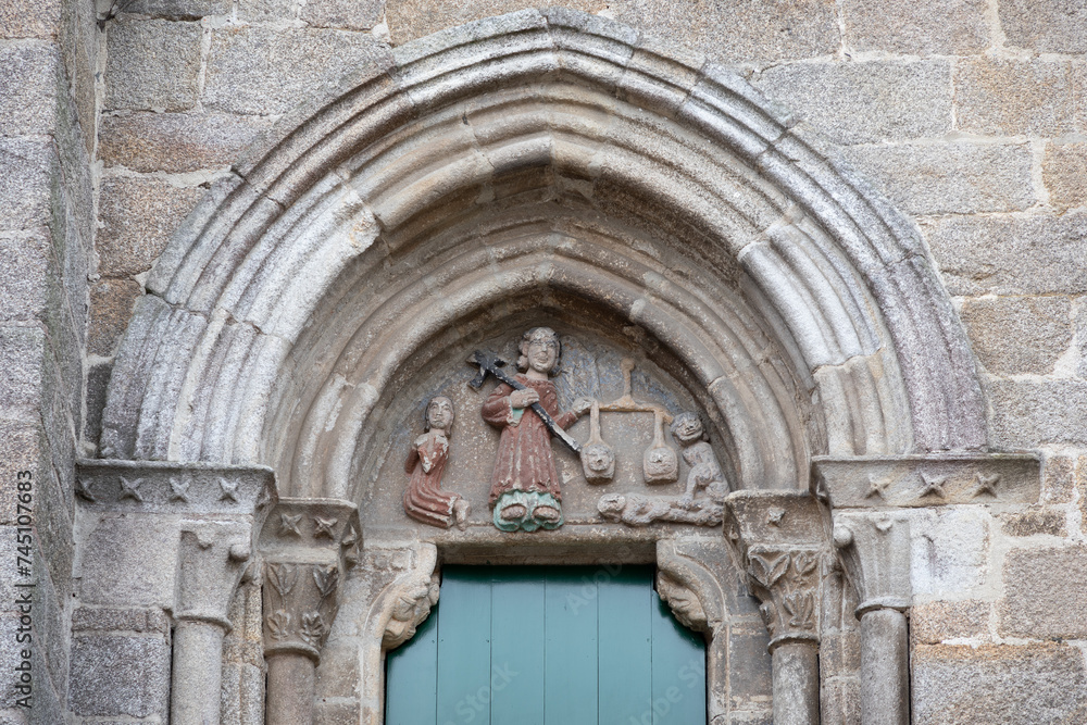 Puerta gótica de la iglesia de San Francisco en Betanzos, Galicia, España.