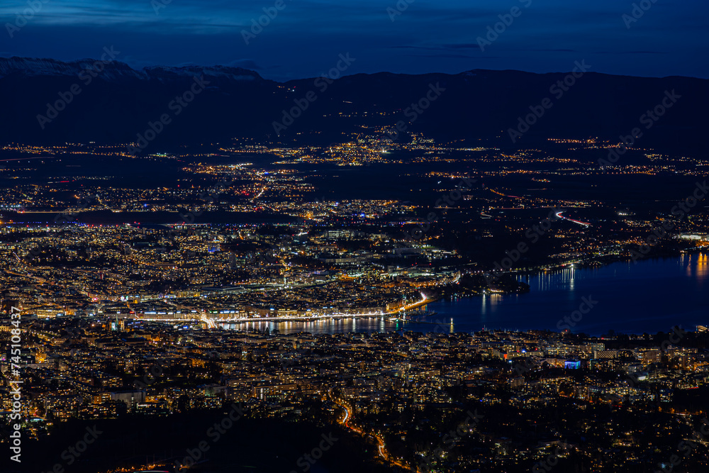 Vue nocturne de Genève (Suisse), depuis la montagne du Salève (Haute-Savoie, France)