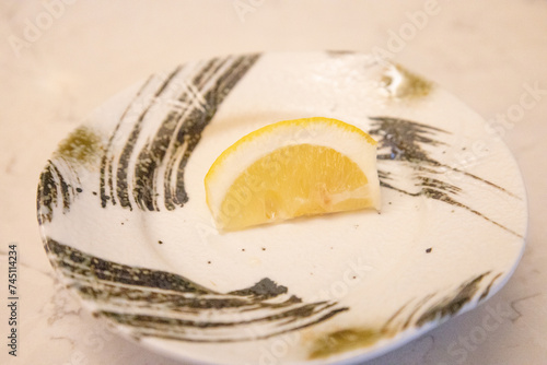 和風・和柄のお皿に乗った櫛形のカットレモン、食卓に置かれた添え物の檸檬（東京都）