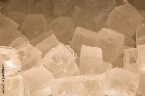 ホテルやレストラン、ファミレスの大きな業務用の冷凍庫の製氷機で作られたたくさんの四角の氷（東京都）
