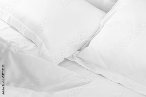 Whte cotton bed linen blanket and pillows