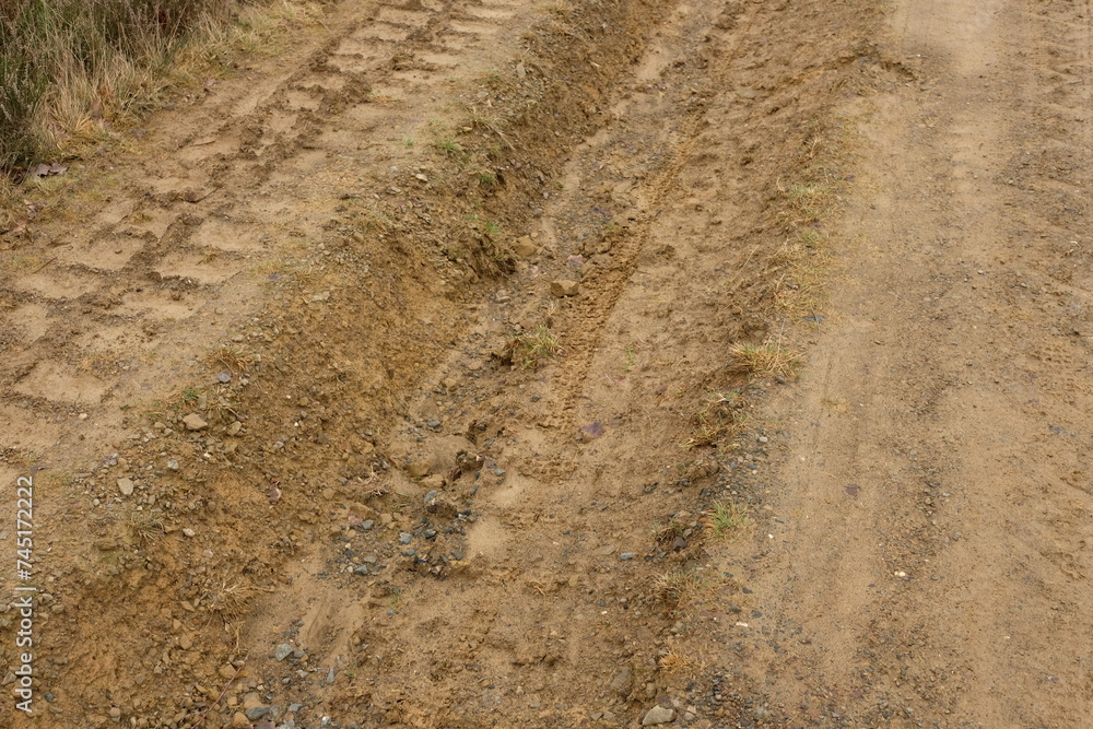 Spuren von Gefechtsfahrzeugen im Gelände Spuren von Gefechtsfahrzeugen im Gelände