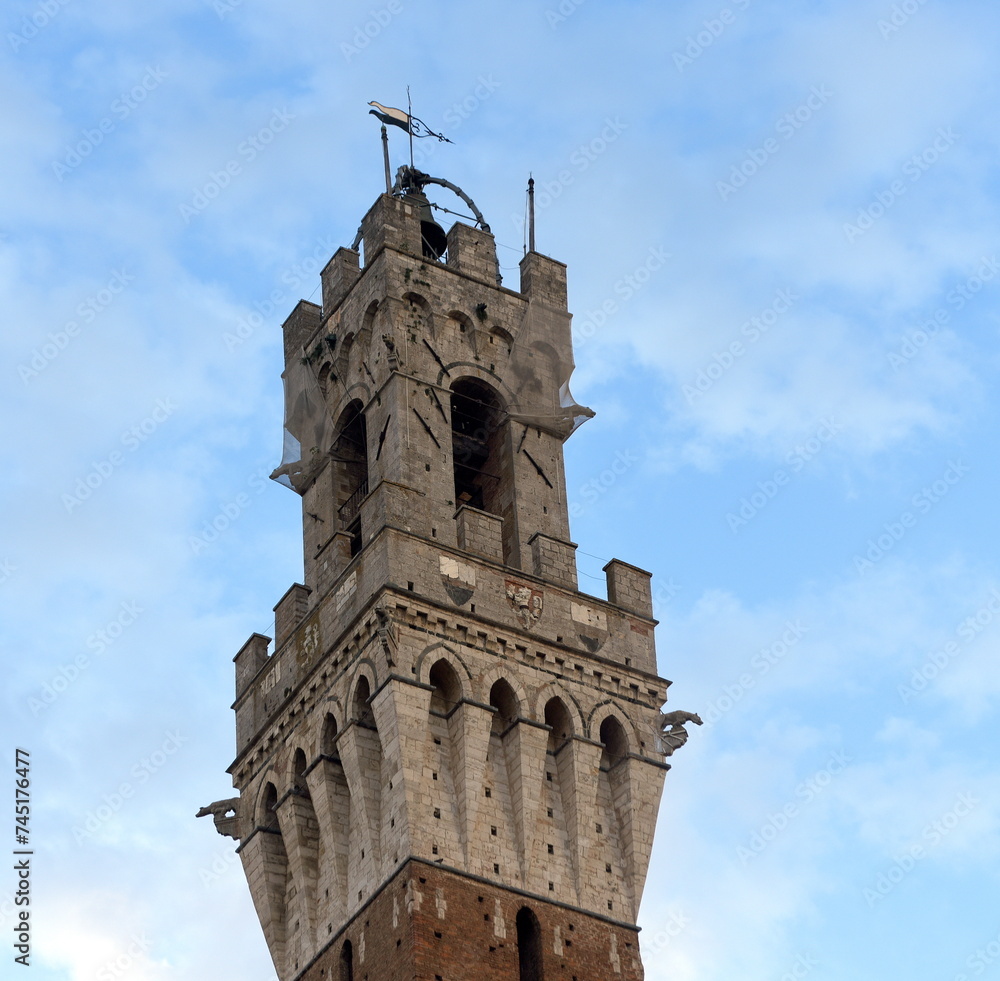 Fototapeta premium Spitze des Torre del Mangia vor strahlend blauem Himmel