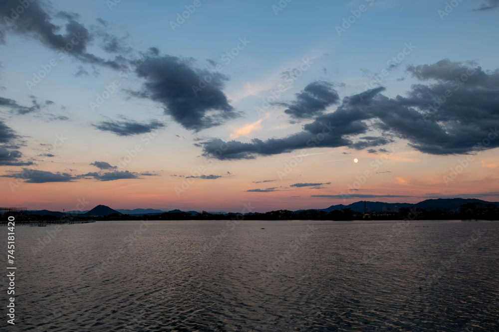 琵琶湖の隣にある小さな湖　平湖の美しい夕暮れの風景