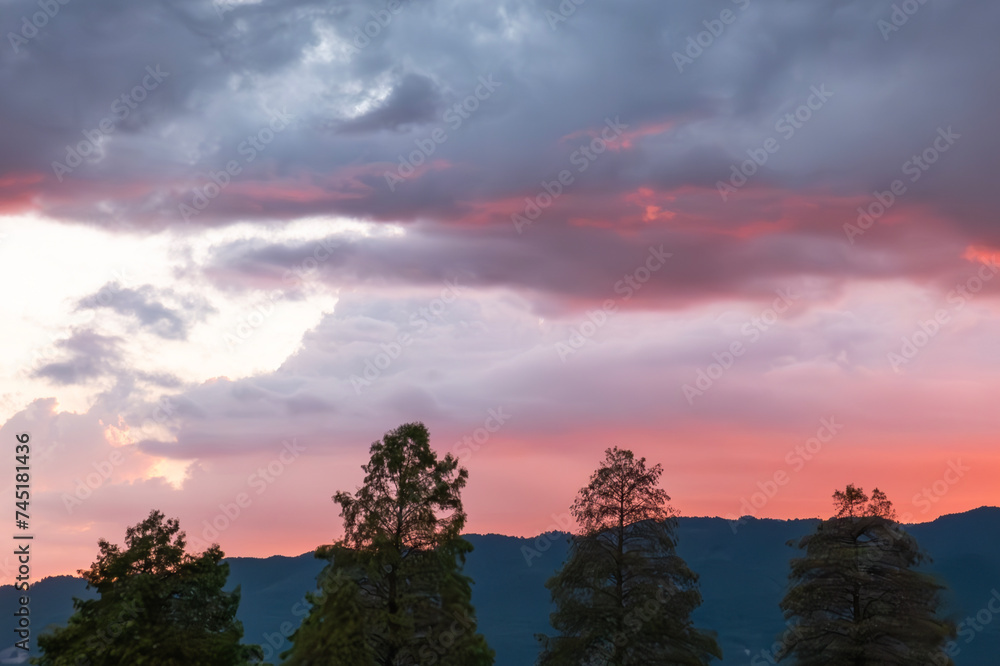 Fototapeta premium 琵琶湖の隣にある小さな湖 平湖の美しい夕暮れの風景