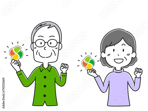 よつばマークを持った高齢男性と高齢女性