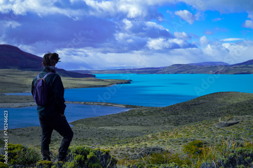 Wallpaper Mural Hombre joven en diferentes paisajes, con montañas de fondo disfrutando de sus trekkings y senderos,  paisaje de lagos, montañas y colores Torontodigital.ca