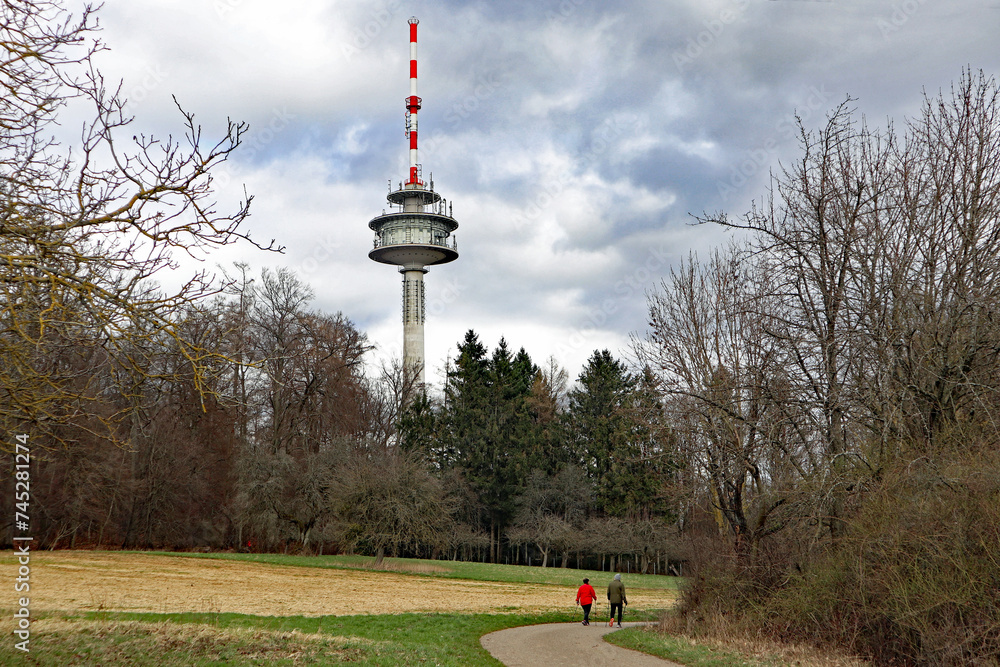 Obraz premium Sonntagsspaziergang beim Funkturm