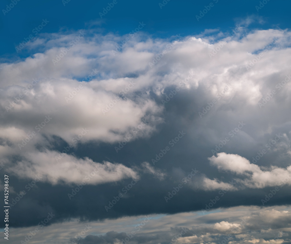 Schöne schnelle Wolkenstimmung am Abend über der Stadt Schöne schnelle Wolkenstimmung am Abend über der Stadt