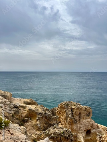 Rocky coastline, ocean horizon, rocks at the ocean, cliffs © Oksana