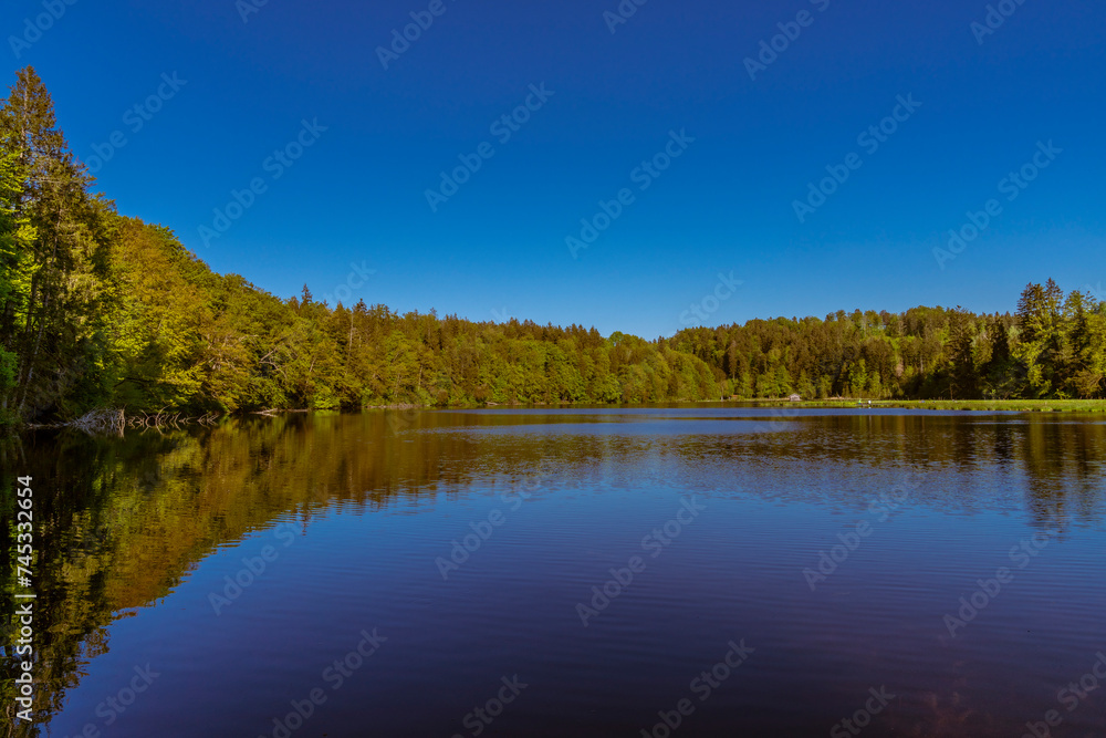 Panoramaansicht Hackensee mit einer Holzhütte inmitten auf dem Wasser Panoramaansicht Hackensee mit einer Holzhütte inmitten auf dem Wasser
