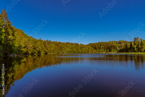 Fototapeta Naklejka Na Ścianę i Meble -  Panoramaansicht Hackensee mit einer Holzhütte inmitten auf dem Wasser