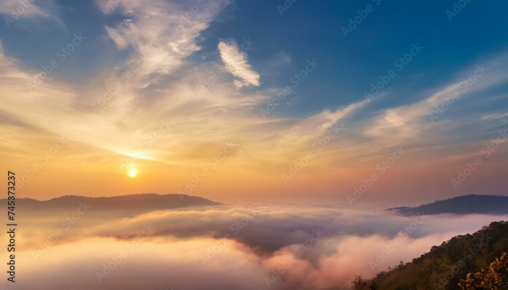 Ciel couché du soleil le matin avec soleil levant et nuages roses doux aux tons jaunes. Ciel couché du soleil le matin avec soleil levant et nuages roses doux aux tons jaunes.