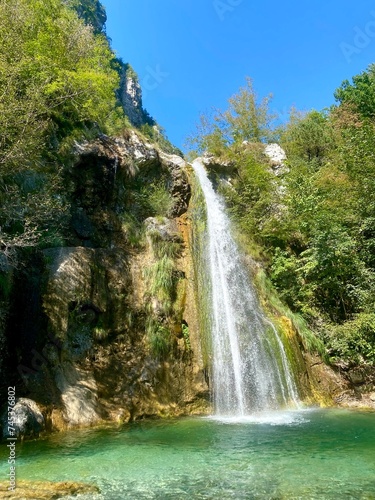 Fototapeta Naklejka Na Ścianę i Meble -  Wasserfall in der Natur