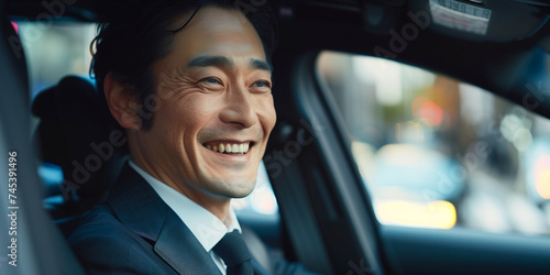 車に座っている日本人ビジネスマン