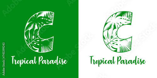 Logo destino de vacaciones. Mensaje Tropical Paradise con letra inicial C con silueta de plantas tropicales