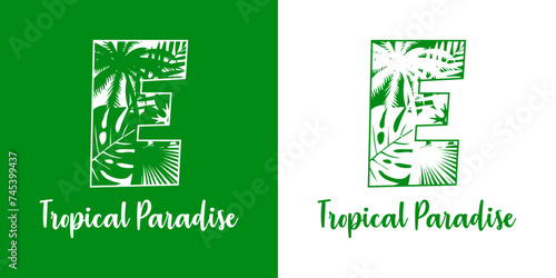 Logo destino de vacaciones. Mensaje Tropical Paradise con letra inicial E con silueta de plantas tropicales