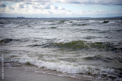 Międzyzdroje, Polska, 02.28.2024 - piękna wczesno wiosenna pogoda na wybrzeżu Morza Bałtyckiego. Fale morskie.