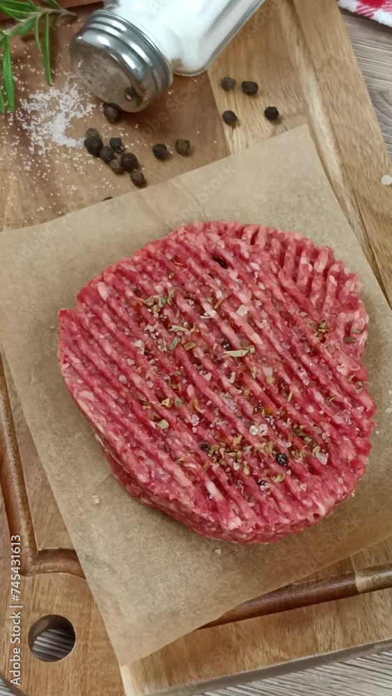 steak haché de boeuf cru sur une planche à découper steak haché de boeuf cru sur une planche à découper