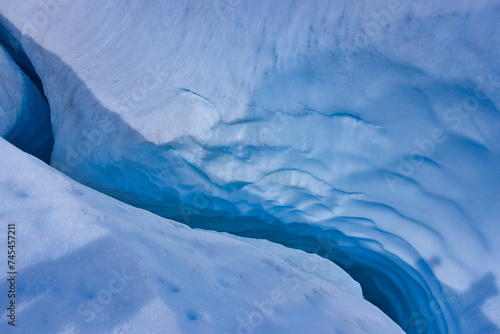Foto Winding crevasse on Alaskan glacier
