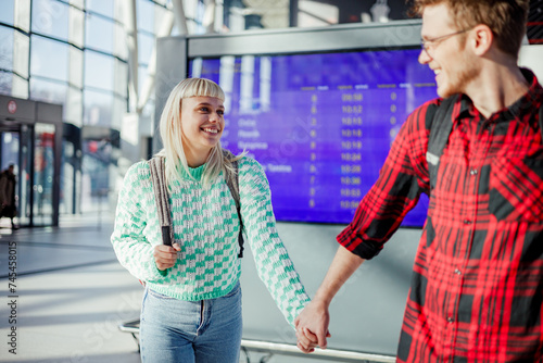 A young couple is holding hands and walking at metro station. © Zamrznuti tonovi