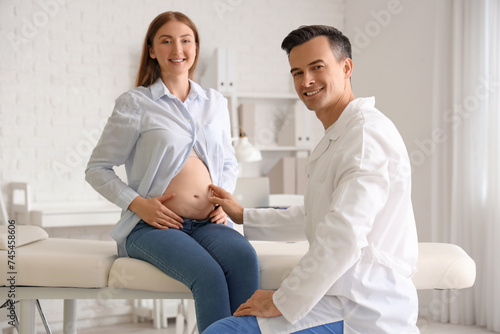 Young pregnant woman visiti...