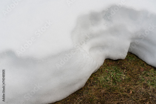 融けつつある、積もった雪