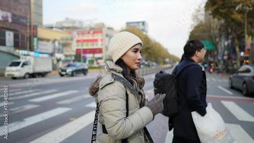 冬の寒い日に大韓民国ソウル市街を散歩する２０代の若いフィリピン人女性のスローモーション映像 Slow-motion video of a young Filipino woman in her 20s walking in Seoul, South Korea on a cold winter day photo