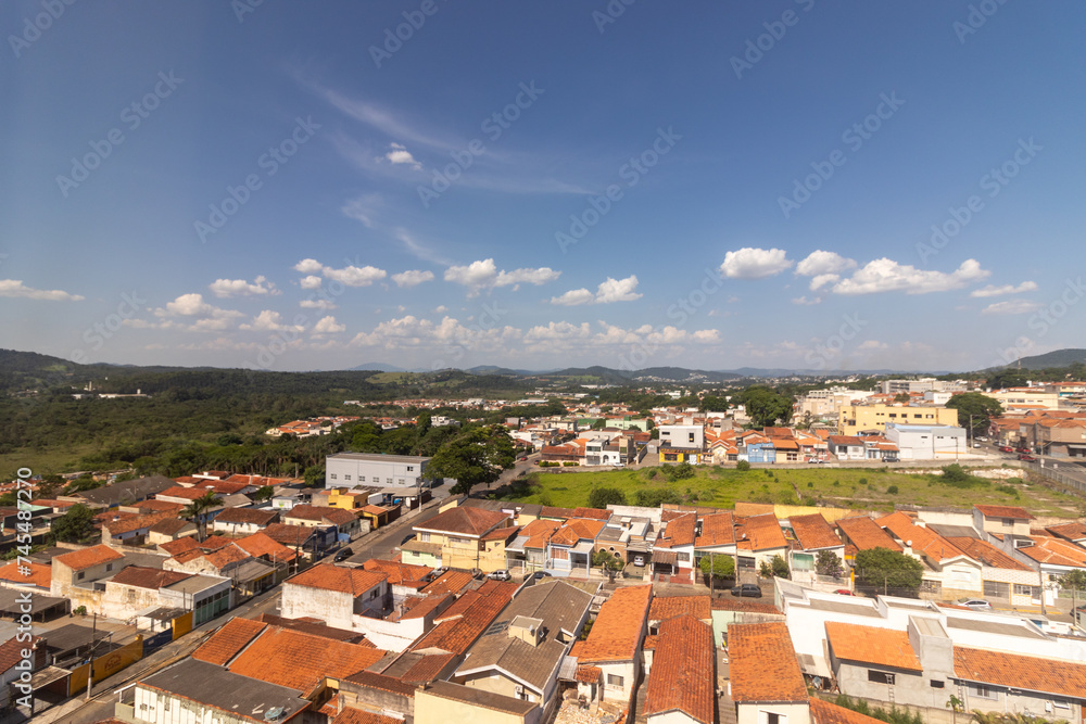 panorâmica da cidade de Atibaia, estado de São Paulo, céu azul